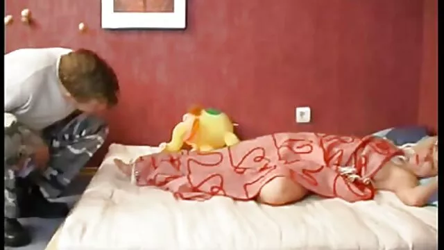 Tu as sex mere fils video l'air bien plus mignon habillé comme une poule mouillée