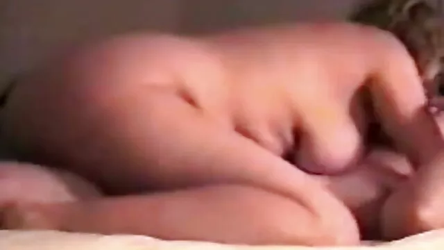 Mère ludique jeune maman porn aux gros seins naturels obtient l'orgasme