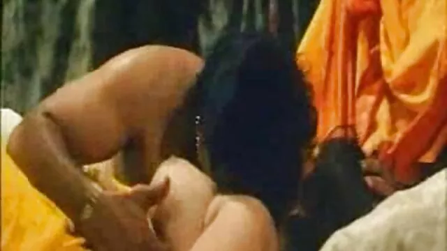 Danseuse érotique séduisante de l'Inde maman nue sexy