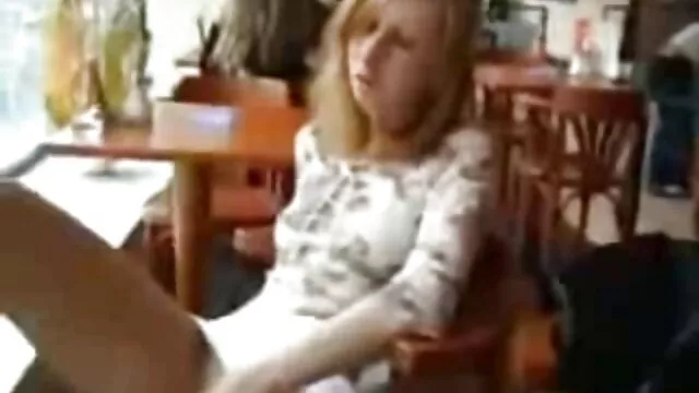 Maman australienne en mamansalopes lactation traite ses mamelons