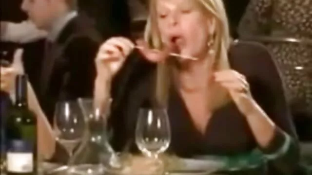 Laisse-moi finir mon yoga et je vais branler ta grosse bite dure JOI papa et maman porno
