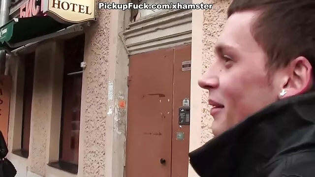 Brunette Teen xnxx avec maman Babe Little Candy se fait plaisir avec amour