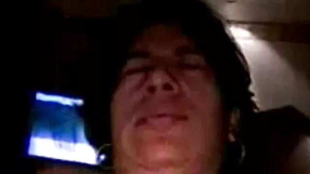 Une ado xxxporno maman serrée le supplie de baiser sa chatte chauve