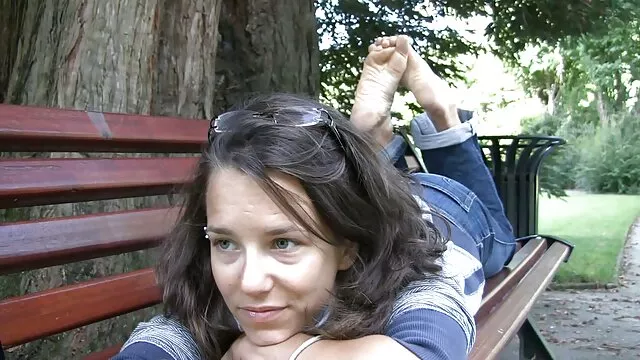 Un mec chanceux se fait sucer la bite par maman aide son fils a ejaculer la milf asiatique Maxine X!