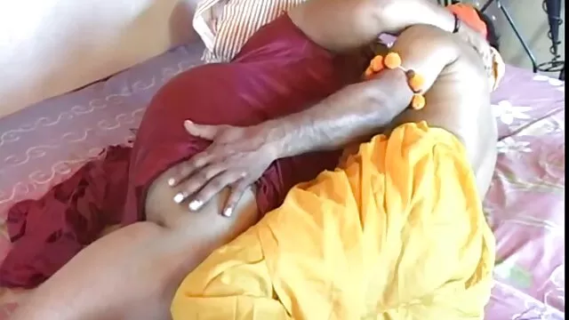 Masturbation cachée en regardant du porno au téléphone video mere sexe