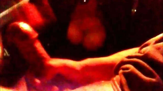 La femme Tina Kay taquine un cocu sex maman et garcon alors qu'une grosse bite lui claque la chatte