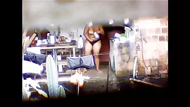 La beauté de l'adolescence aux gros seins prend toute sexmaman sa charge dans la trappe