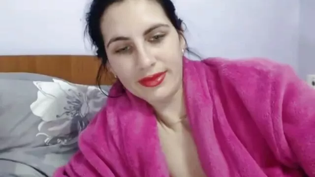 CASTINGCOUCH-X Brunette aux gros seins ramassée par un agent de casting mère et fils porn