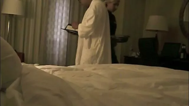 Superbe sex fils avec sa maman rousse offrant son cul pour jouer avec