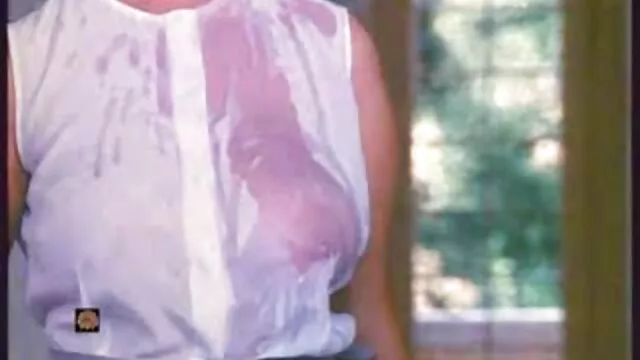 Un mec chanceux utilisé pour le sexe et comme table de tube sex maman nourriture par quatre filles chaudes