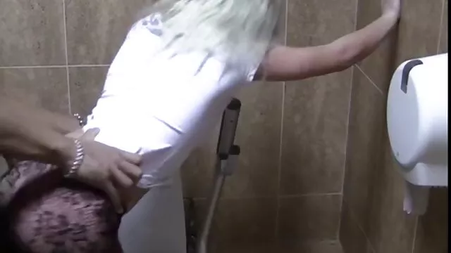 La réalité maman lesbienne tube porno trouve une autre victime dans cette jolie fille aux gros seins