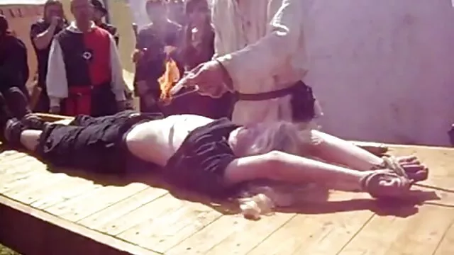 Helena Moeller dans une scène de creampie en fils mere xxx désordre par All Internal