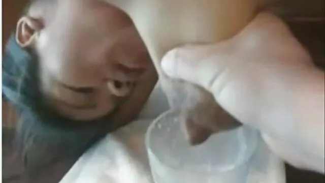 Regarder ma femme aux yeux bandés avec un inconnu sexe mere et sa fille